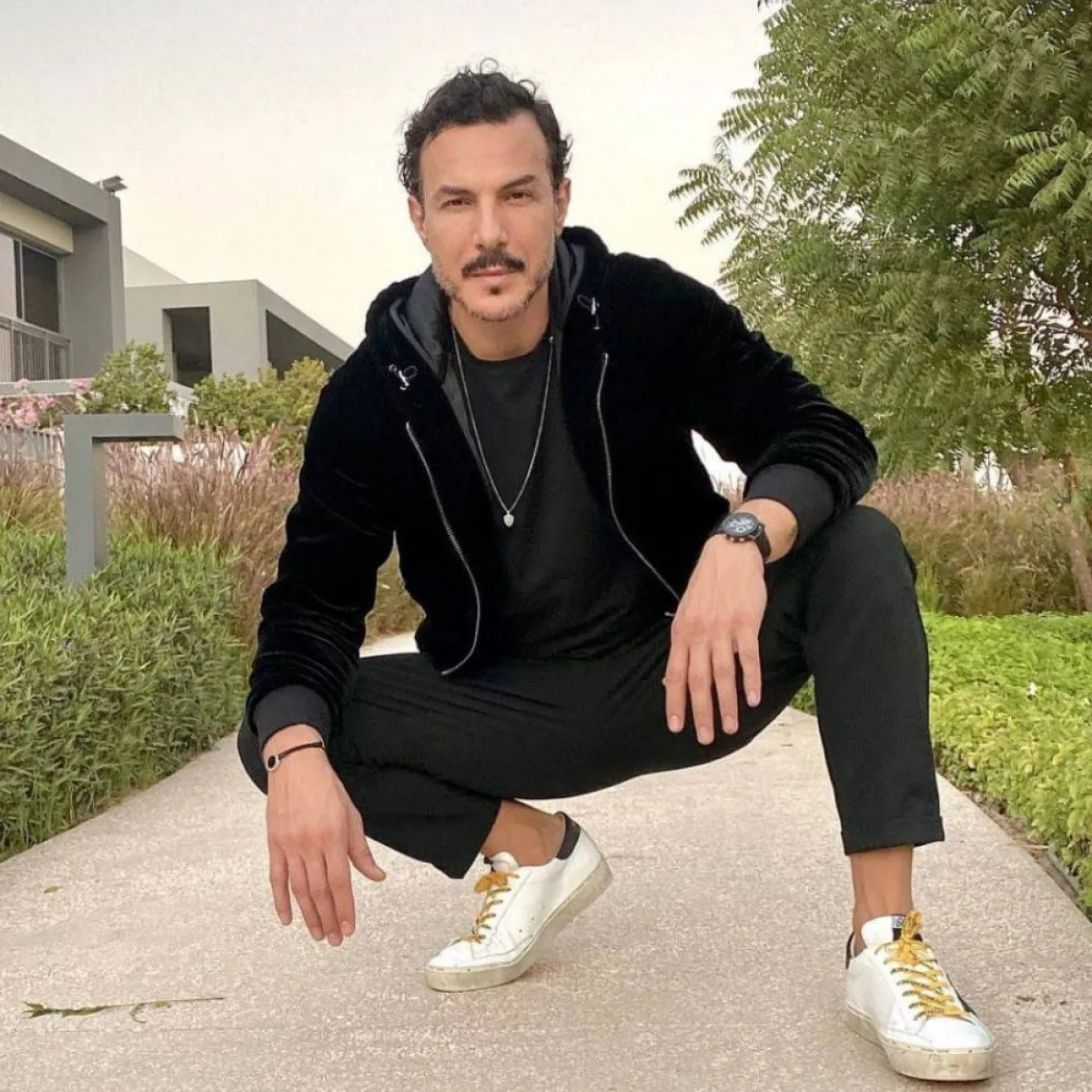 باسل الخياط بحذاء رياضي باللون الأبيض 