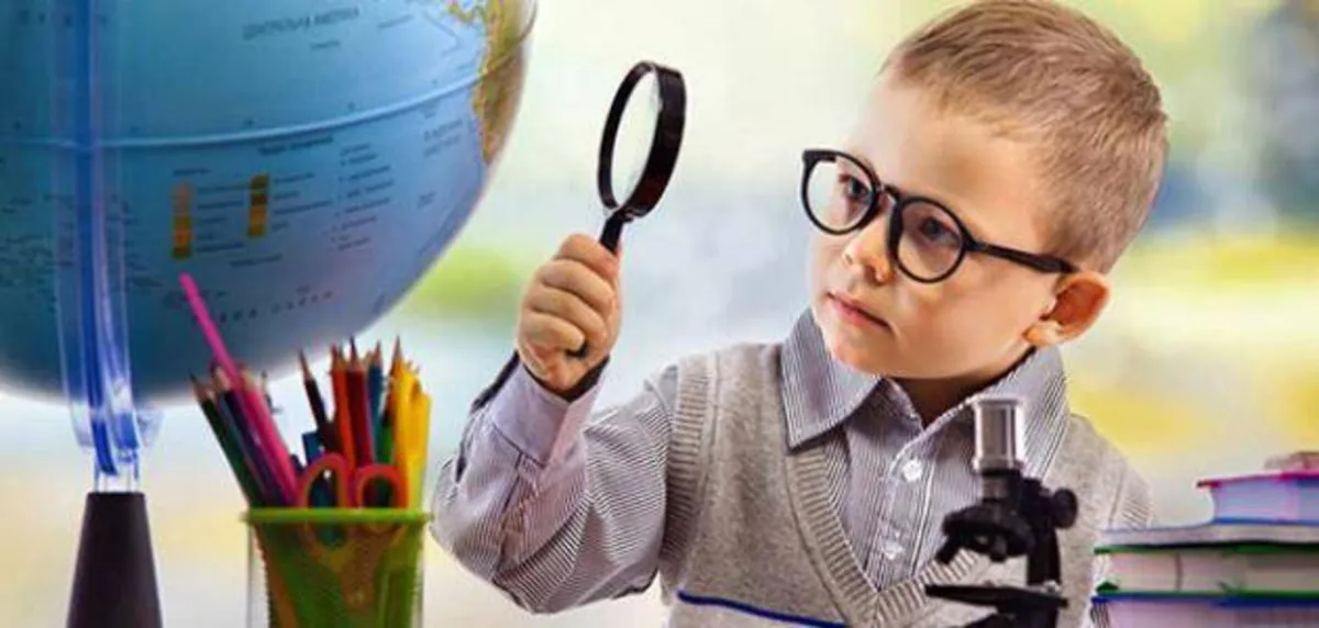 صورة لطفل صغير يكتشف العالم من حوله 