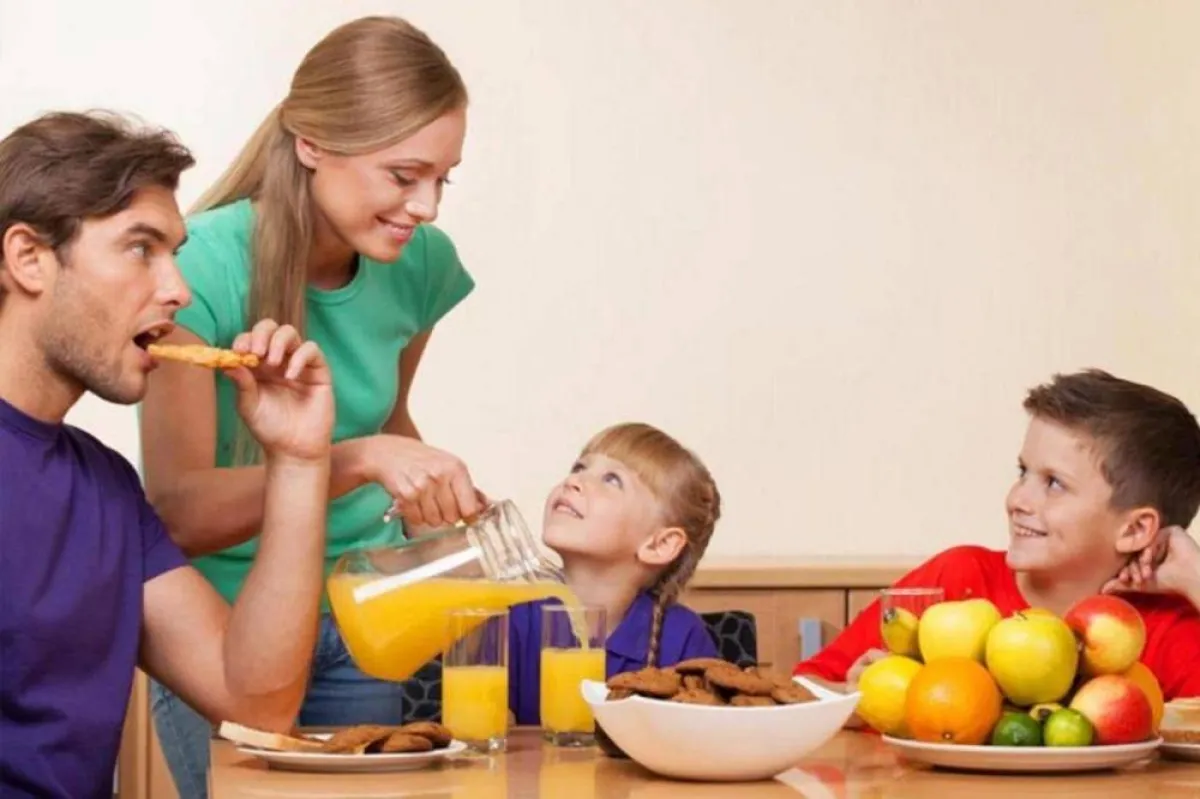 صورة لأم تقدم الطعام لطفلها 