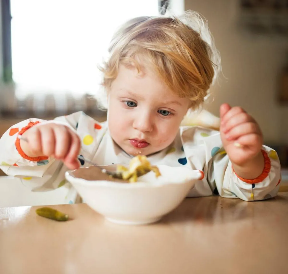 صورة لطفل يأكل