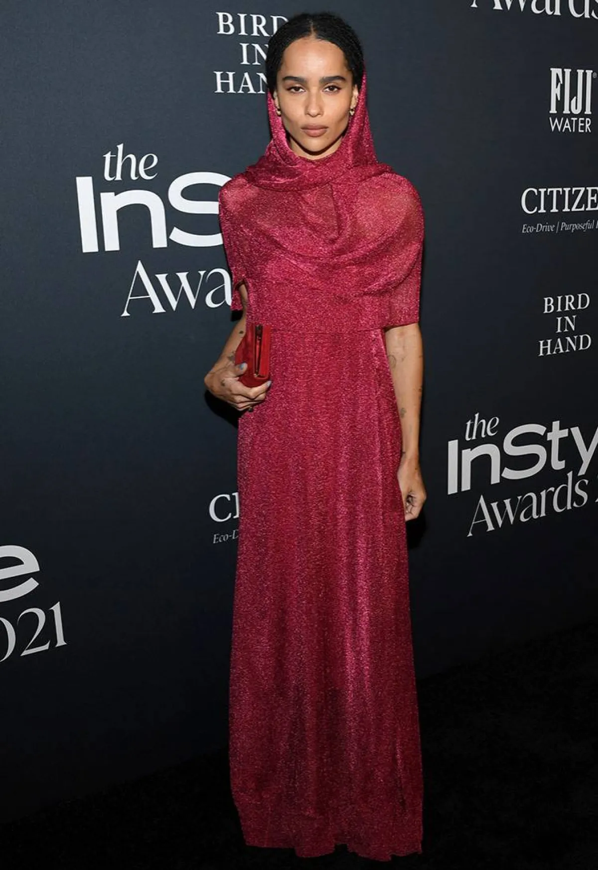 زوي كرافيتزترتدي فستاناً مع غطاء للرأس