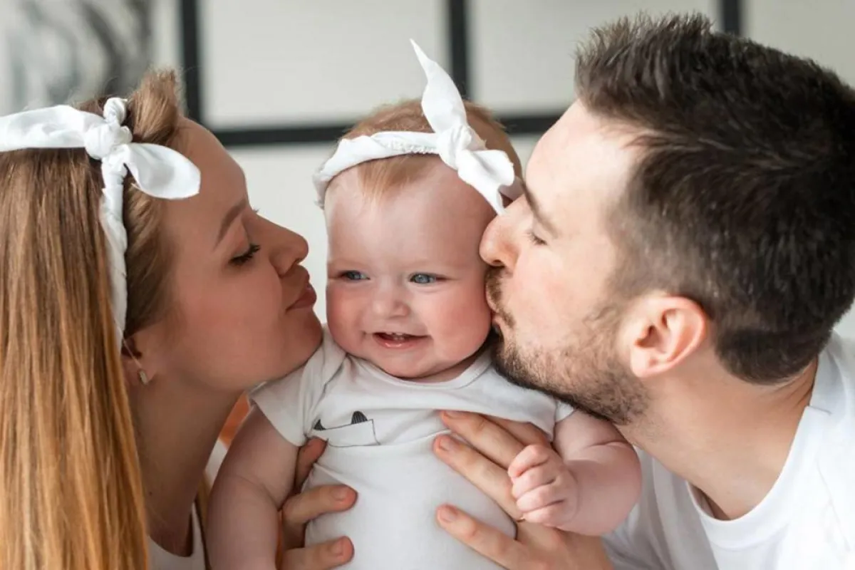 لماذا عليك منع الآخرين من تقبيل مولودك الجديد؟ 