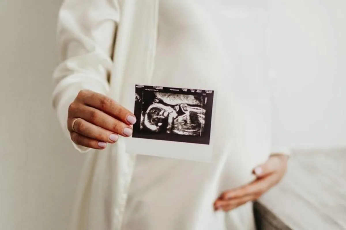 صورة لحامل سعيدة بحملها