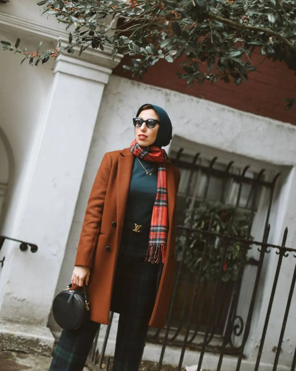 وشاح بدرجات الأحمر مع اللون الأسود 