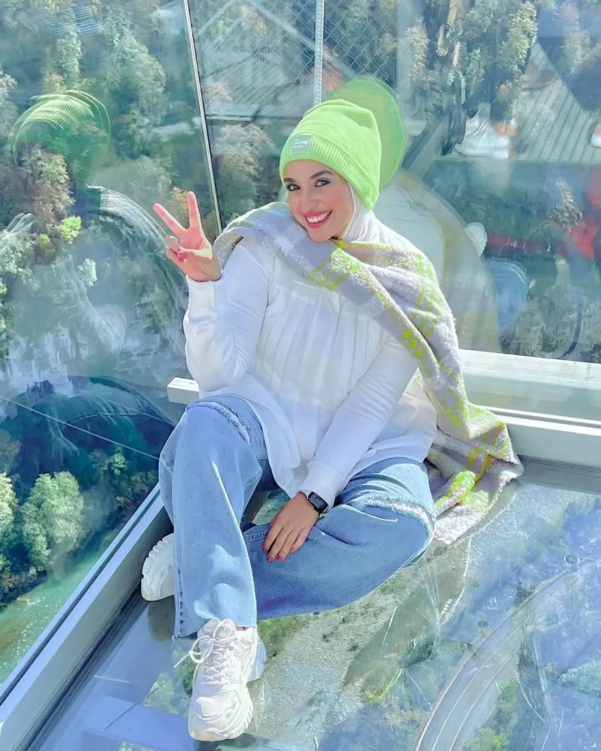 وشاح بدرجات اللون الأخضر والأصفر مع اللون الرمادي الباستيل