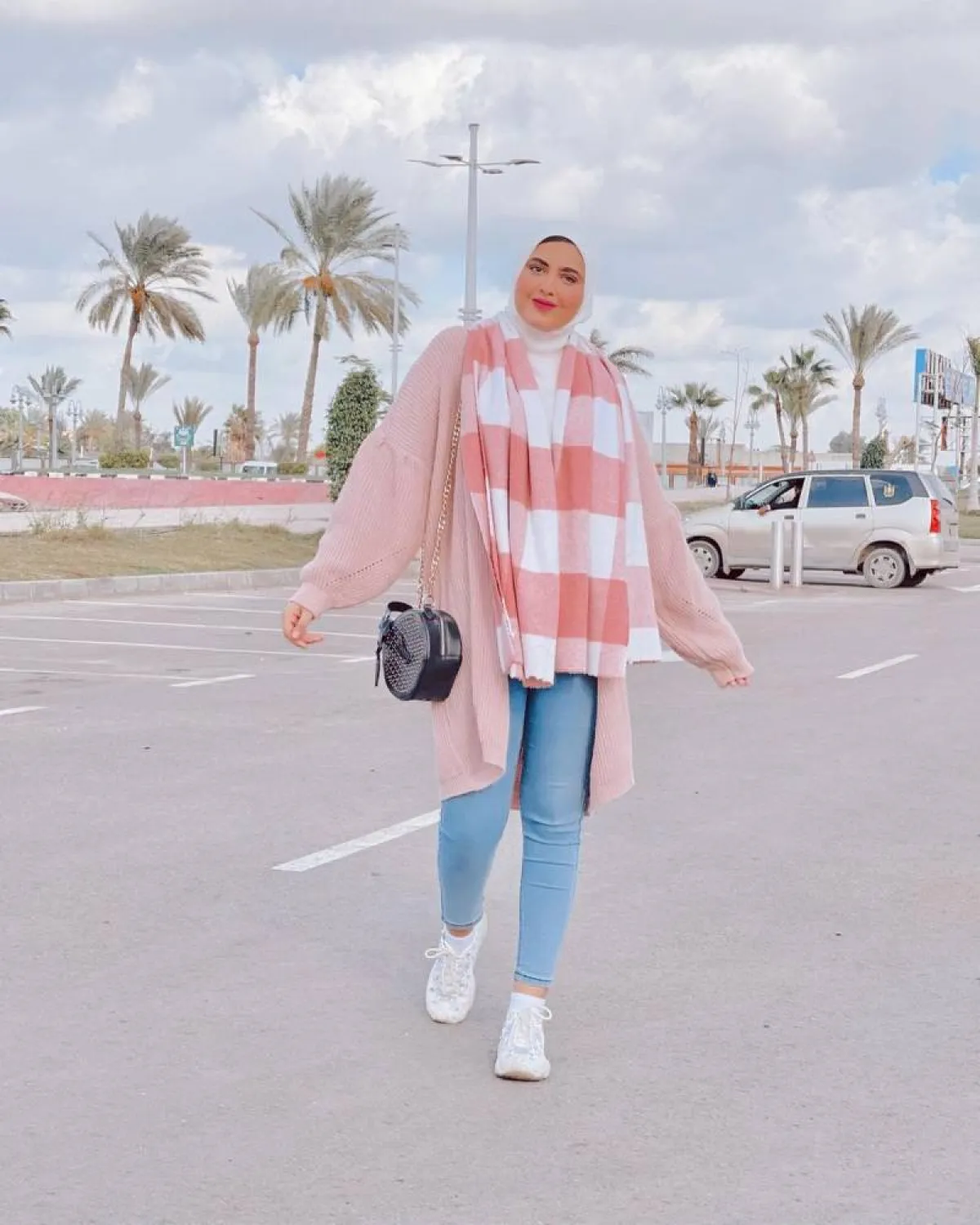 وشاح كاروهات بدرجات اللون الوردي مع اللون الأبيض