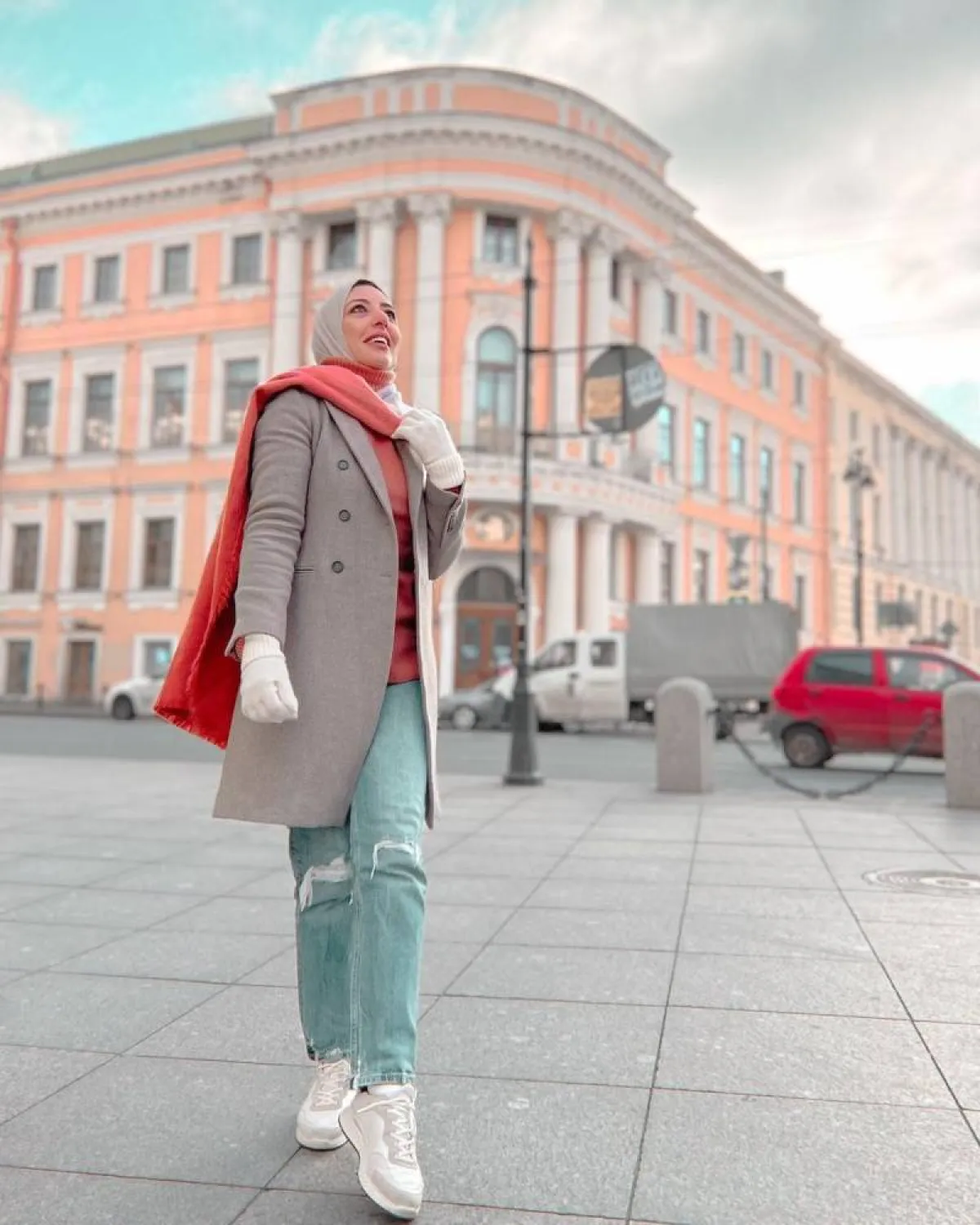 وشاح طويل باللون الأحمر المرجاني