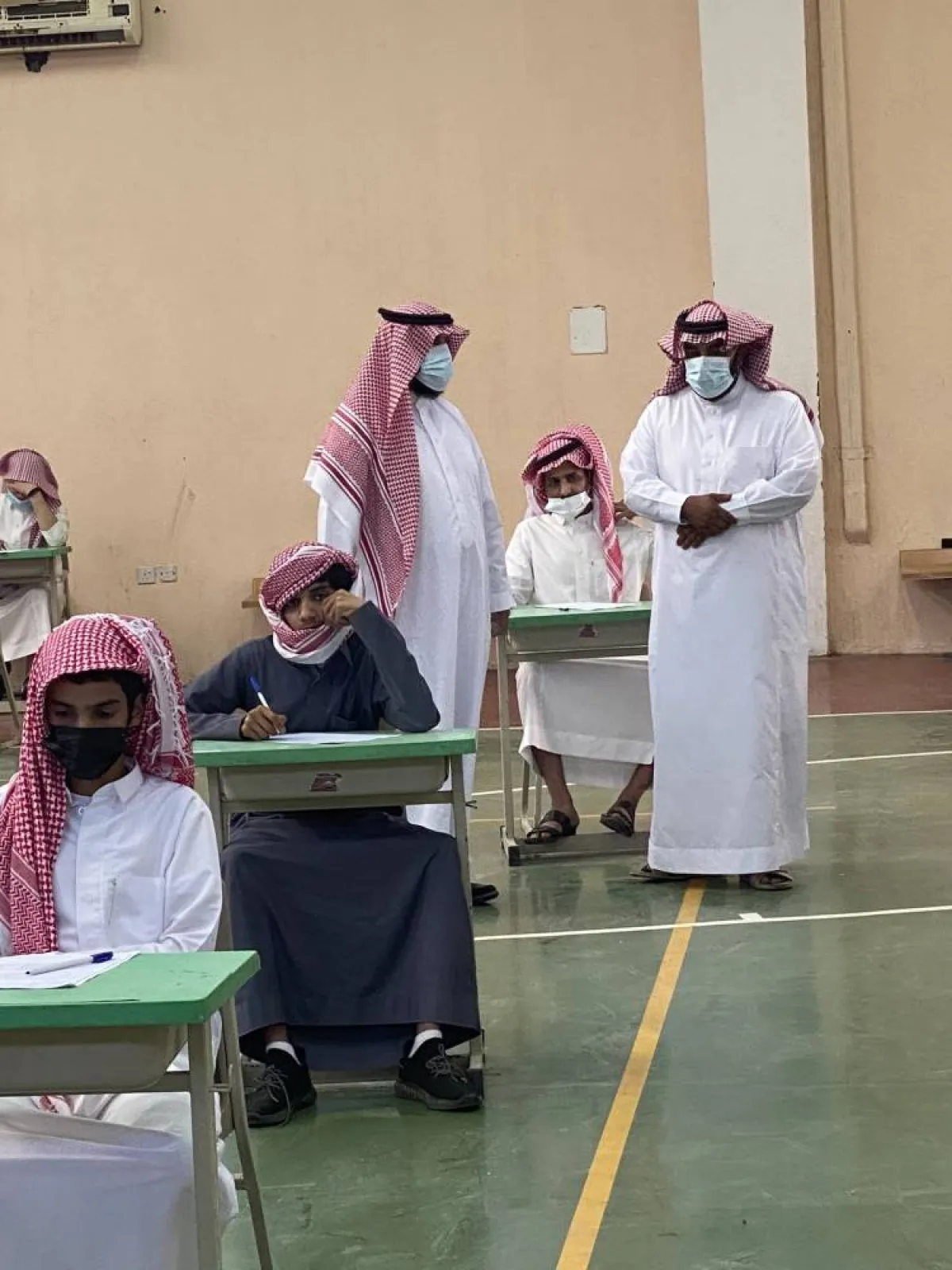 طلاب تربة أثناء الاختبارات - الصورة من حساب مدرسة تربة الثانوية على تويتر