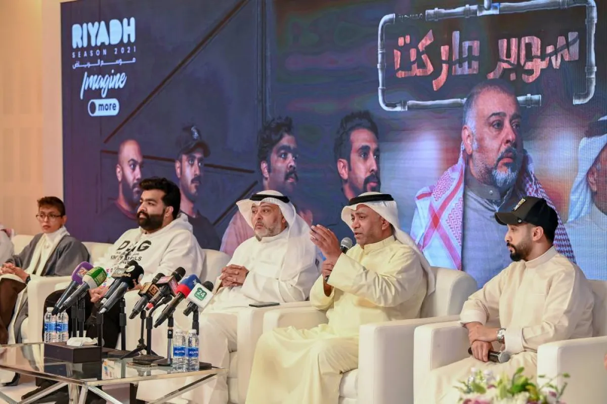 عبد العزيز النصار أثناء المؤتمر الصحفي