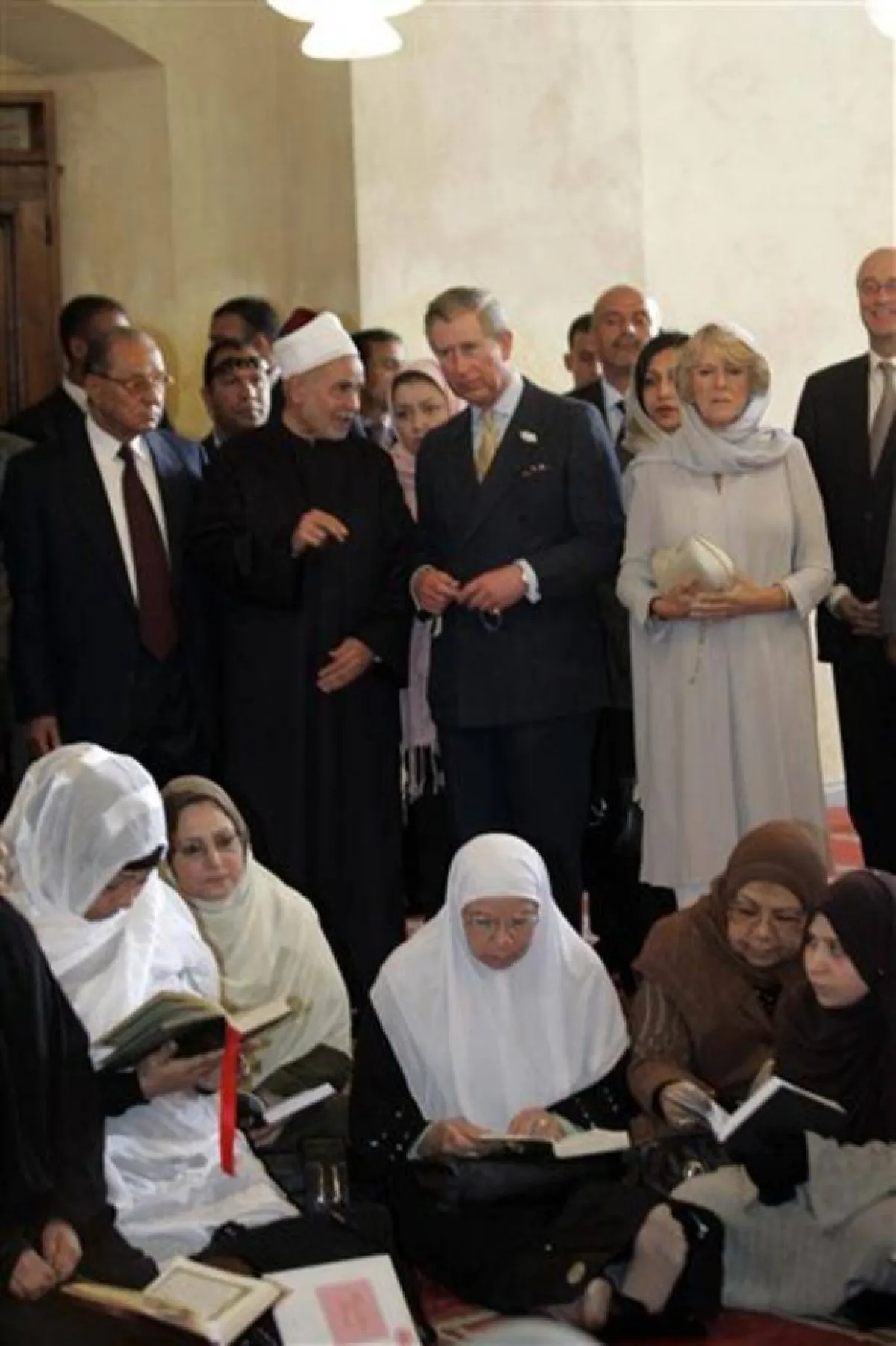 الأمير تشارلز وزوجته كاميلا في جامع الأزهر- الصورة من موقع CBS News