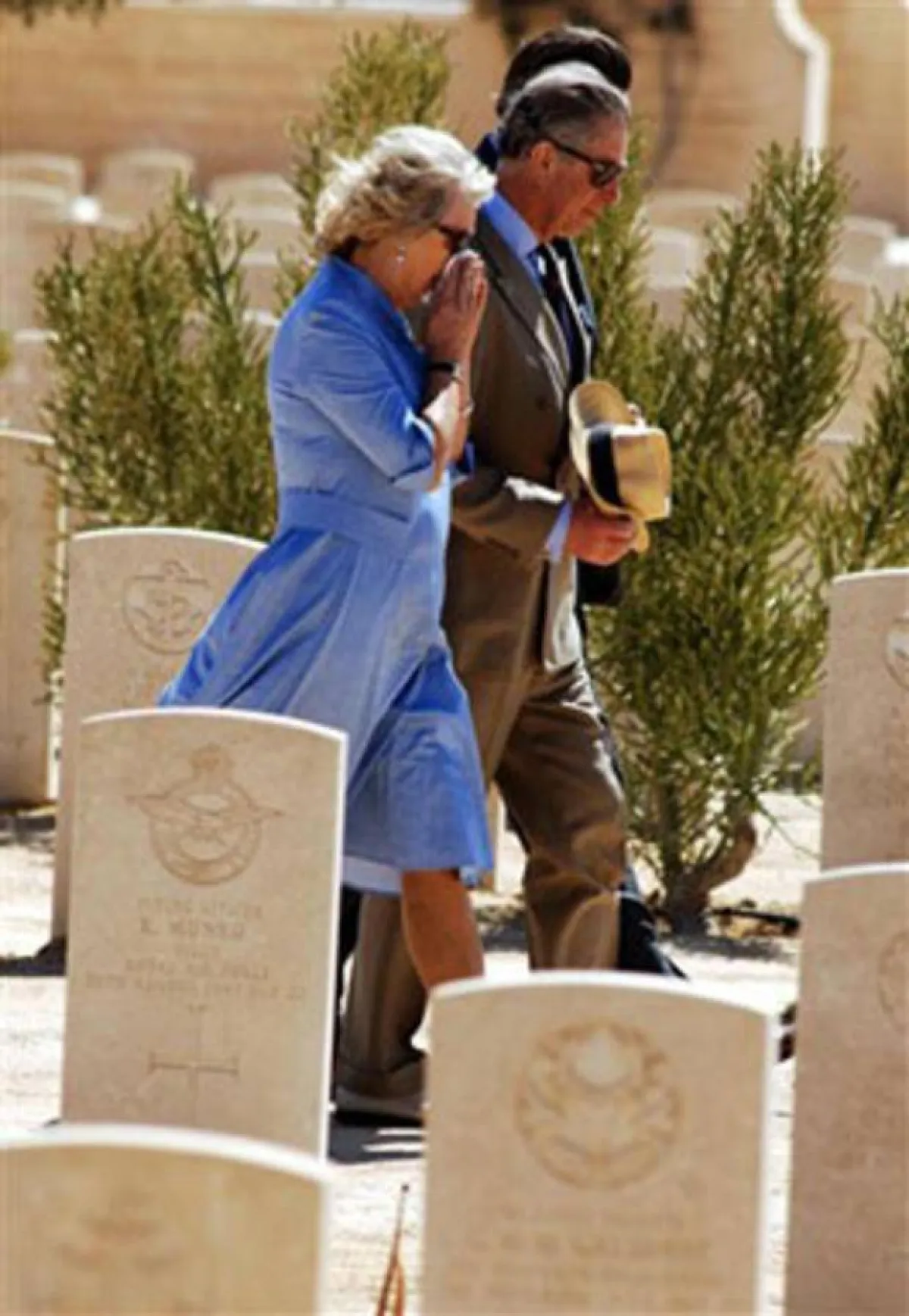 الأمير تشارلز وكاميلا بمقابر الجنود في العلمين- الصورة من موقع CBS News