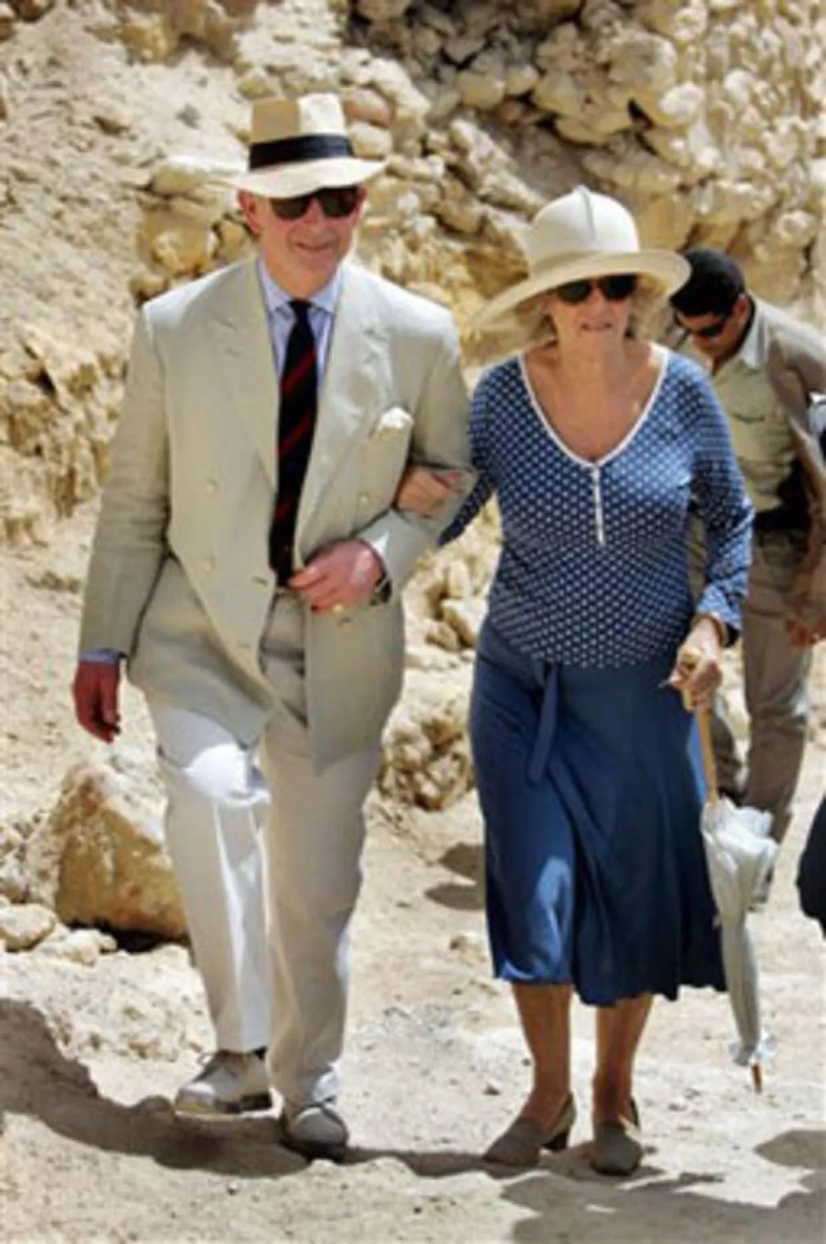 الأمير تشارلز وكاميلا في واحة سيوة- الصورة من موقع CBS News