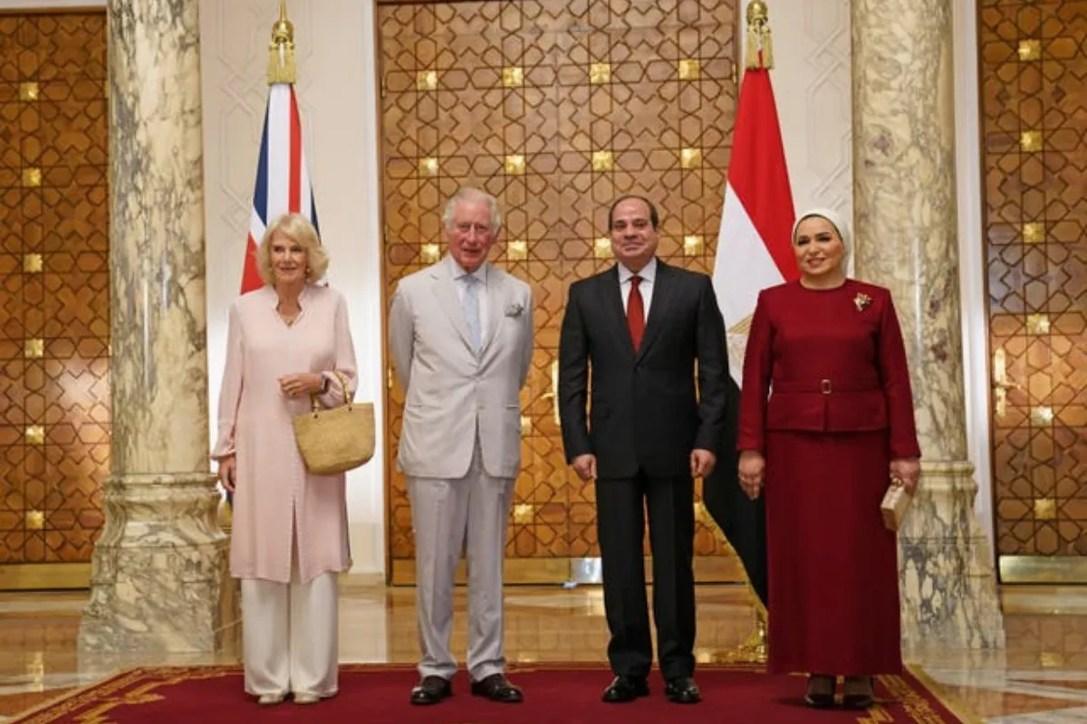 الرئيس عبد الفتاح السيسي وزوجته السيدة الأولى انتصار عامر يستقبلان الأمير تشارلز وزوجته كاميلا في قصر الإتحادية- الصورة من موقع Express and Star