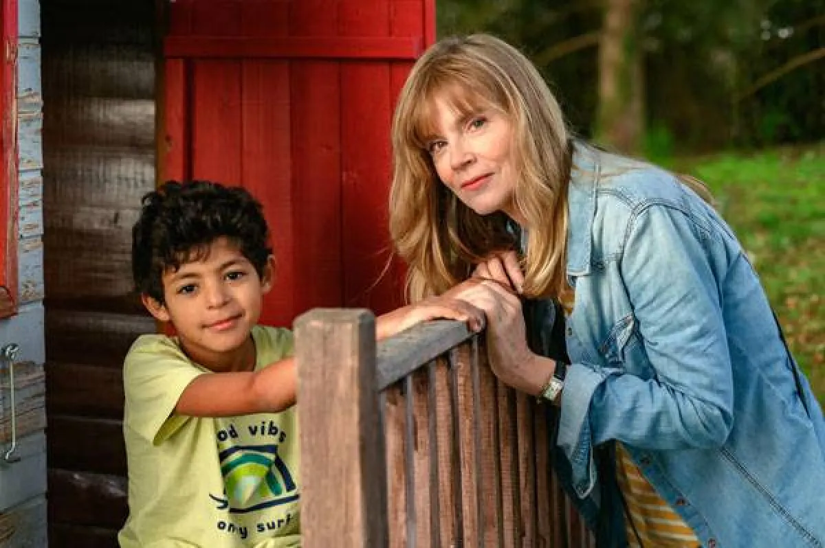 مشهد من الفيلم وتظهر  فيه الممثلة ايزابيل كاريه  والطفل الممثل 