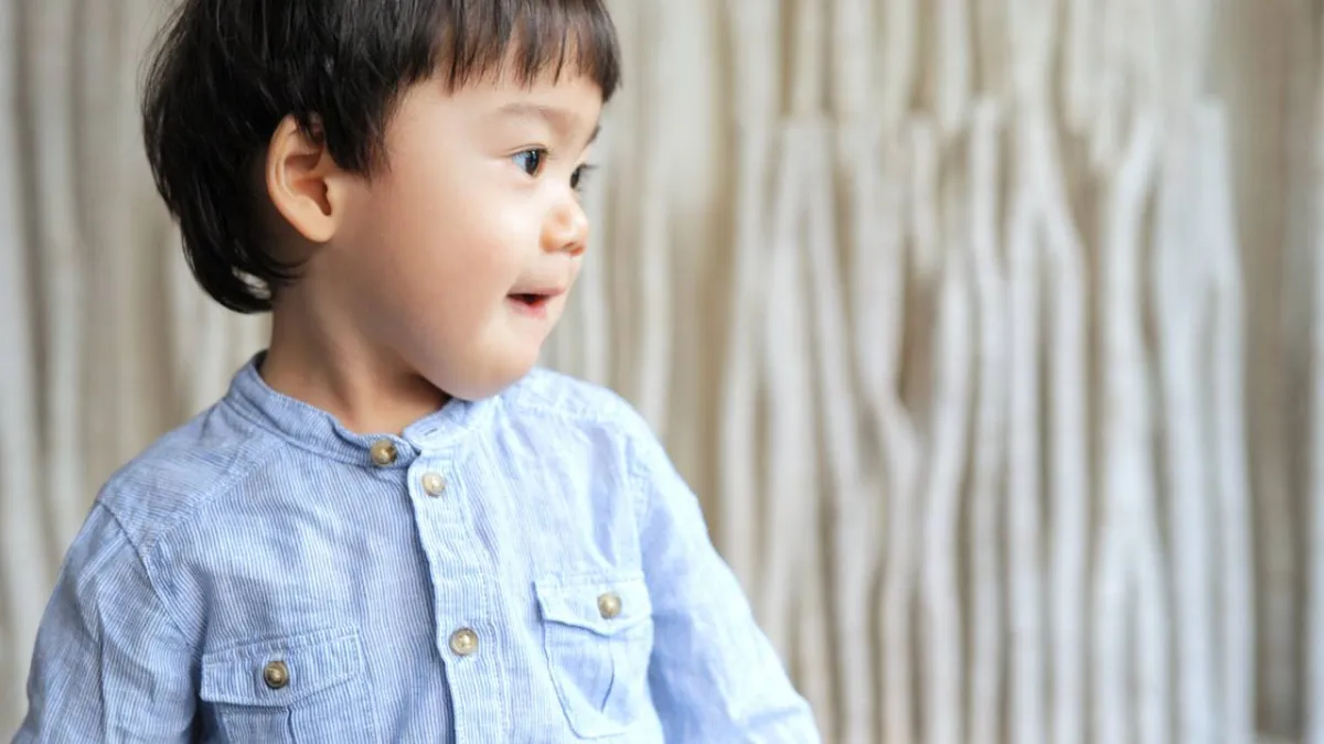 صورة لطفل خجول