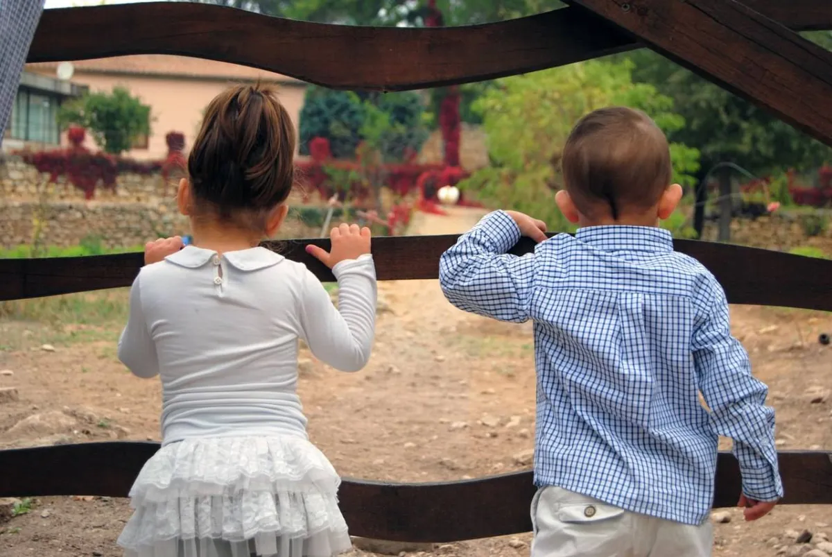 صورة لطفلين