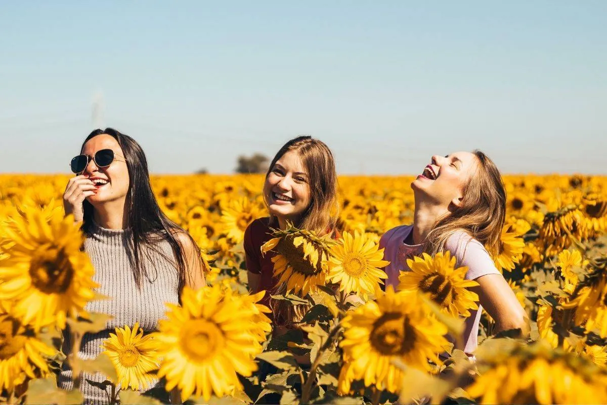 الشابات أكثر رومانسية