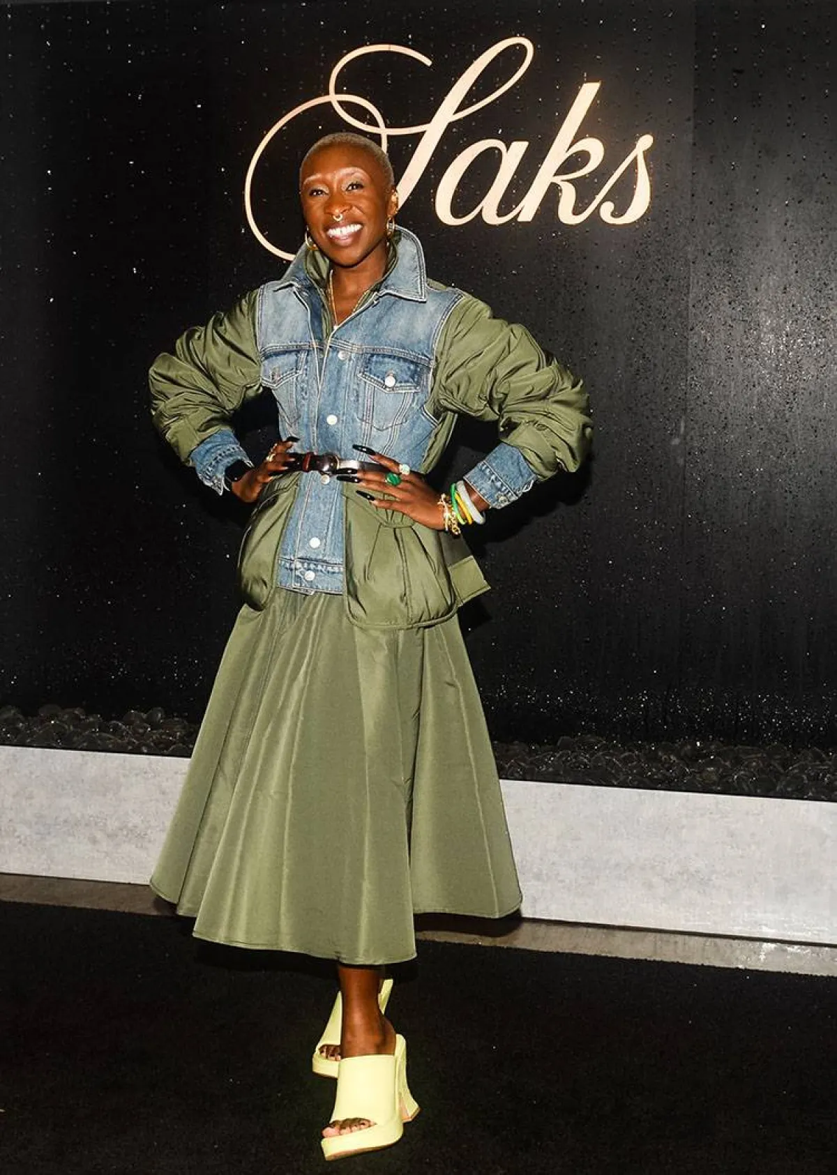 سنتيا اريفو ترتدي الدنيم مع الساتان