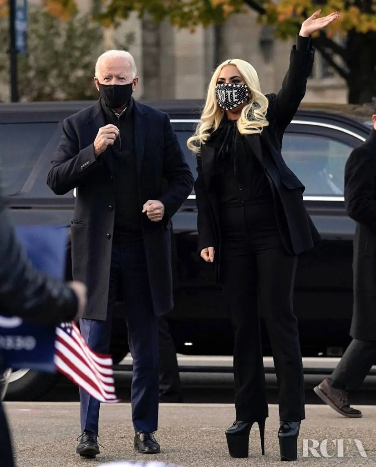 ليدي غاغا ترتدي الدنيم مع الرئيس الأميركي جو بايدن