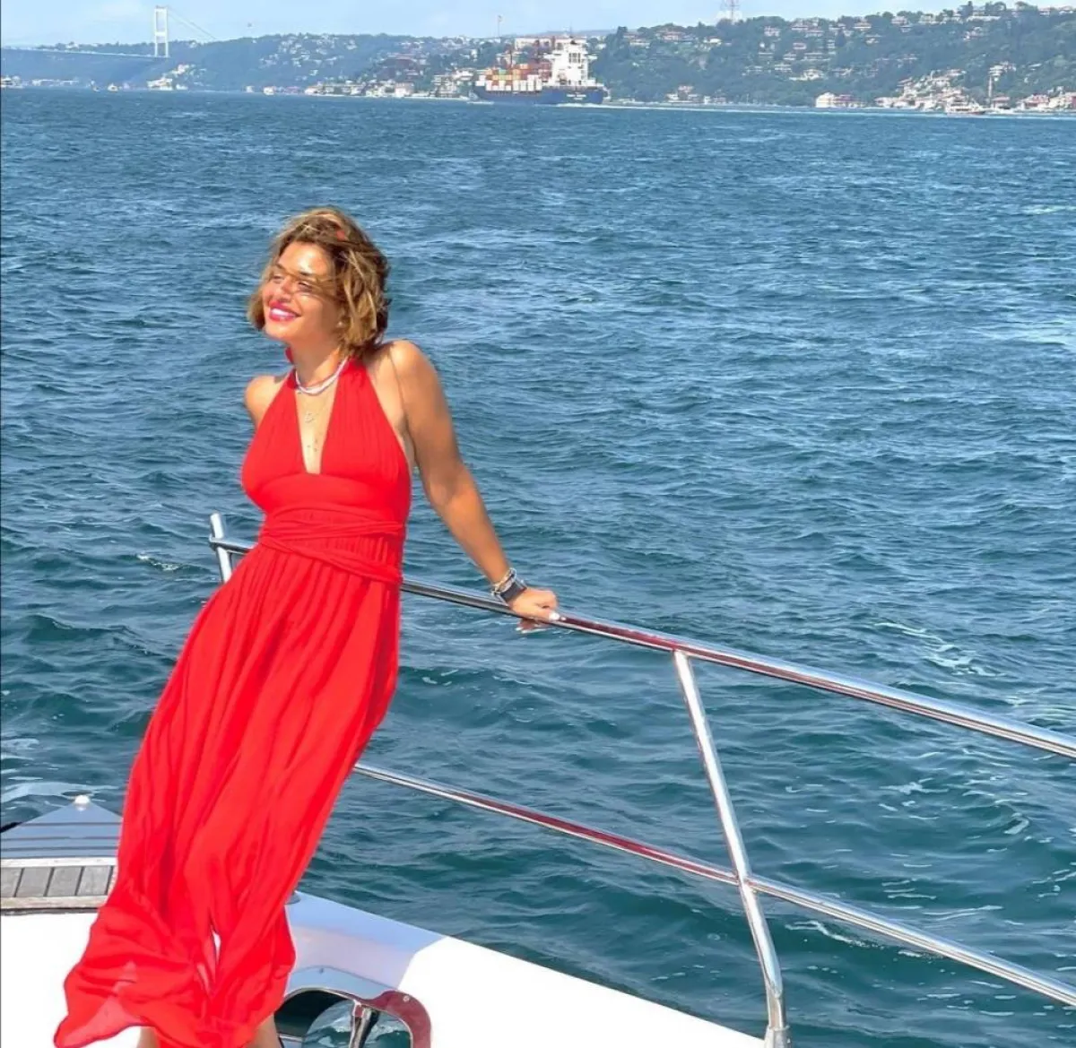 إطلالات منة فضالي بالأحمر