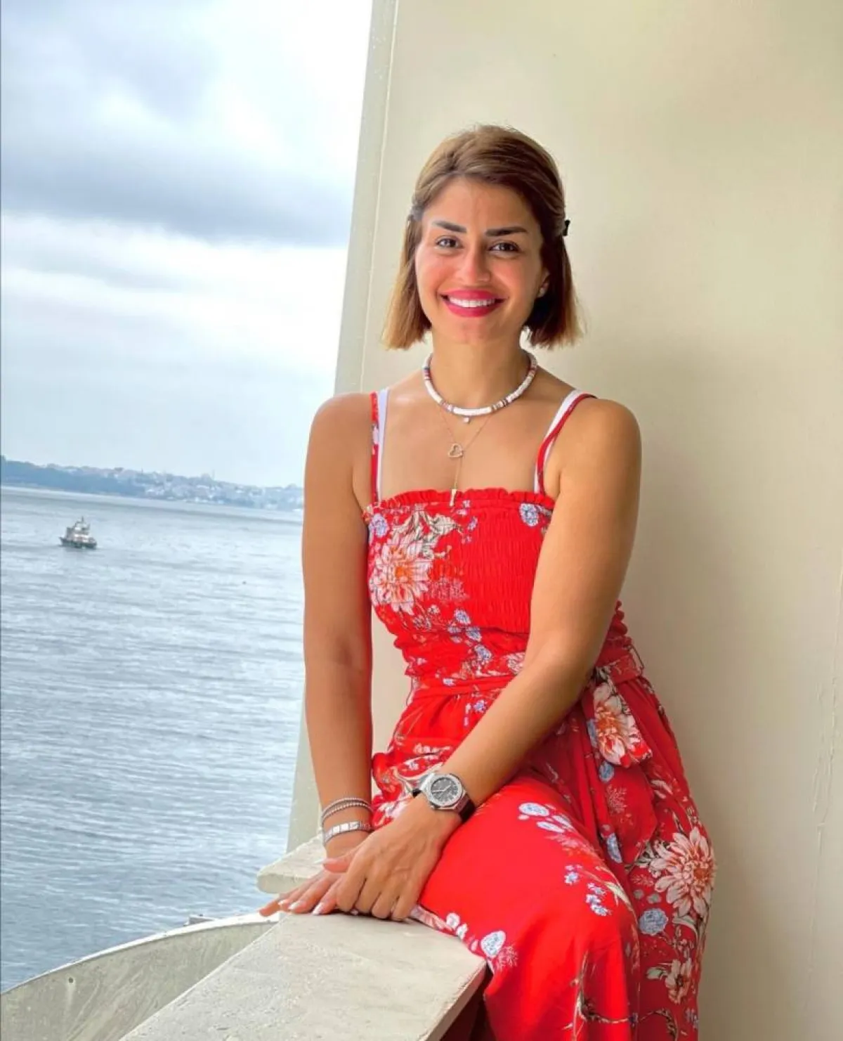 إطلالات منة فضالي بالأحمر