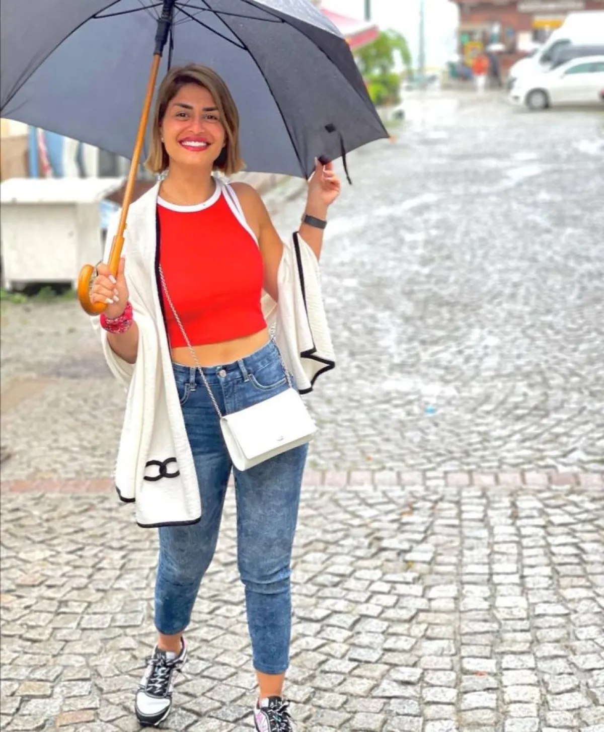 إطلالات منة فضالي بالأحمر