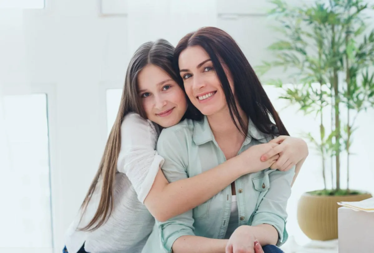 صورة لفتاة تحتضن أمها