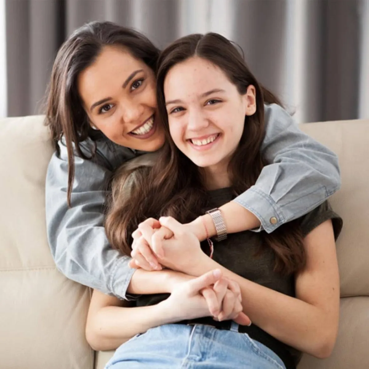صورة تجمع بين ام وابنتها