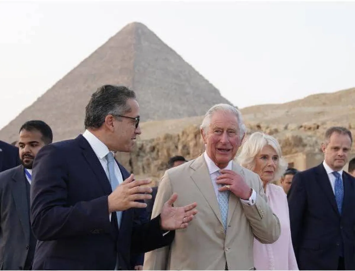 الأمير تشارلز و دوقة كورنوال كاميلا في أهرامات الجيزة- الصورة من صفحة وزارة السياحة والآثار المصرية على فيسبوك
