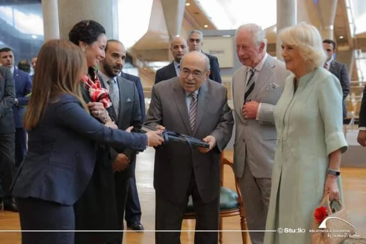 إهداء كتاب من إصدار المكتبة للأمير تشارلز ودوقة كورنوال- الصورة من صفحة المكتبة على الفيسبوك