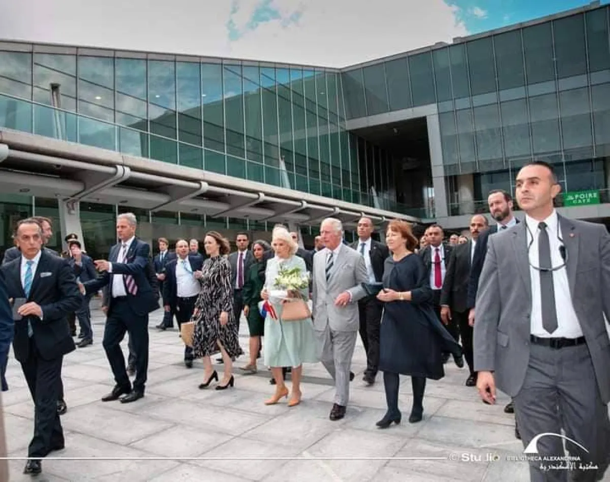 الأمير تشارلز ودكاميلا وقة كورنوال في مكتبة الإسكندرية- الصورة من صفحة المكتبة على الفيسبوك