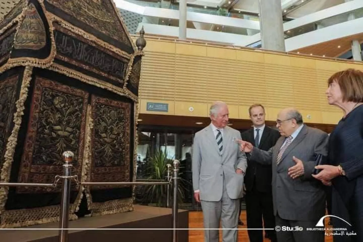 الأمير تشارلز يتفقد المكتبة- الصورة من صفحة المكتبة على الفيسبوك