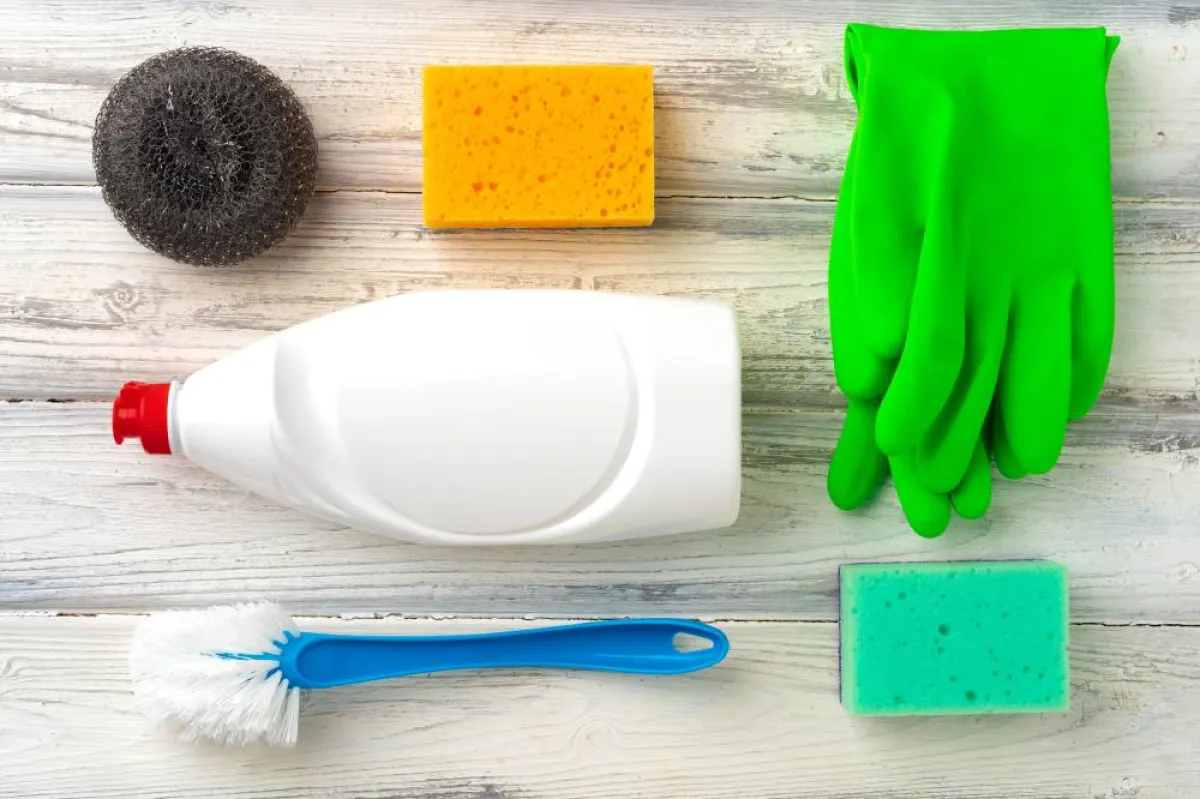 أدوات تنظيف الحذاء الأبيض في المنزل