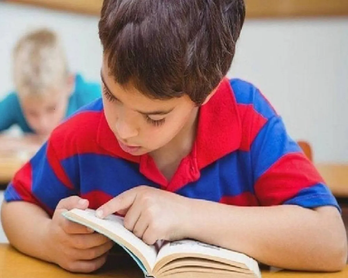 صورة لطفل يقرأ كتاب