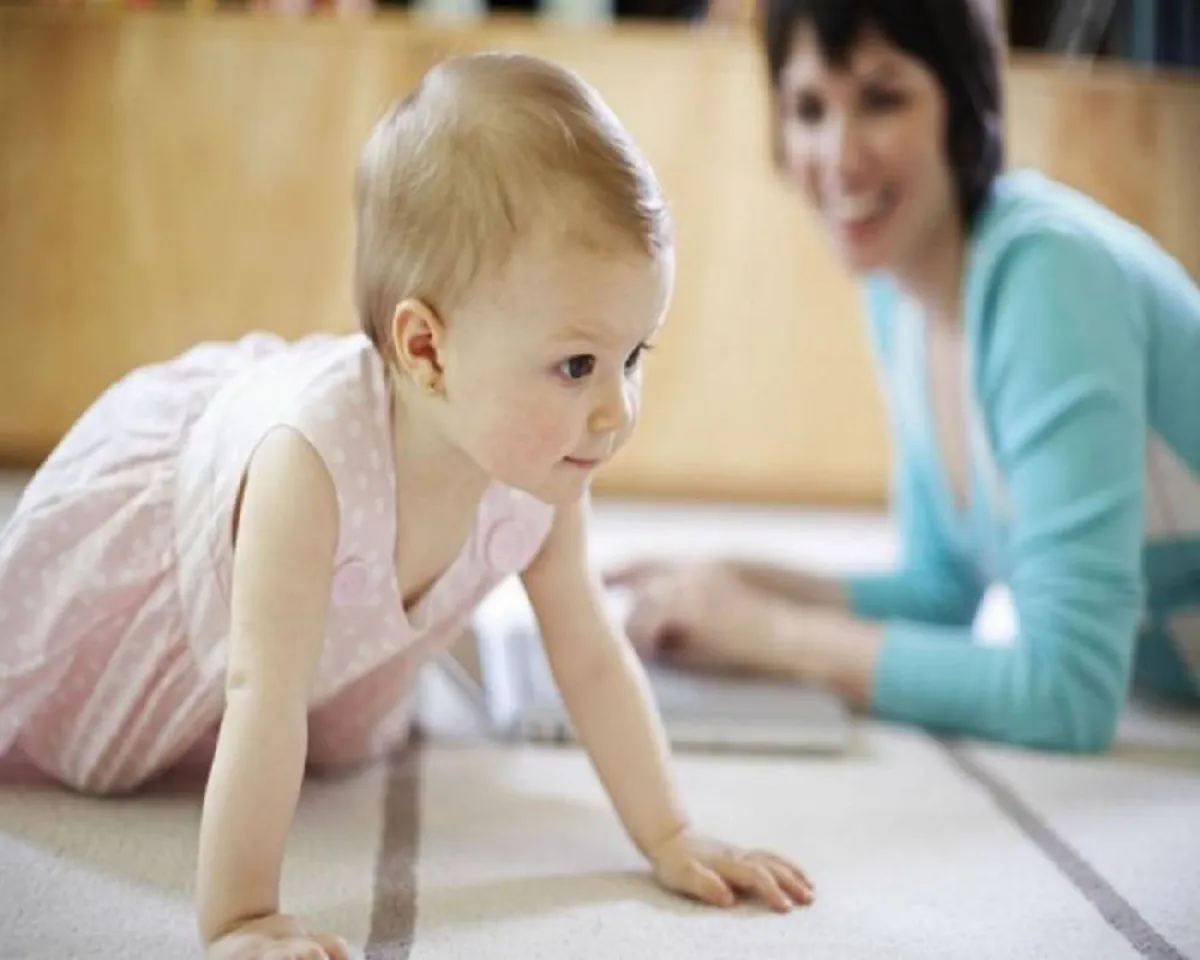 صورة لطفل يستعد للمشي