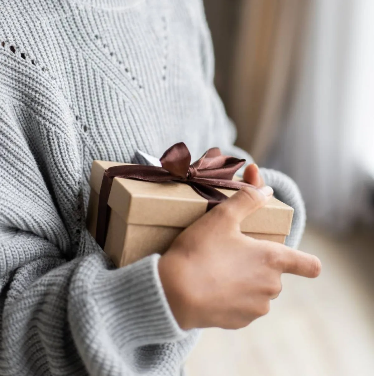 صورة لامرأة تقدم الهدايا