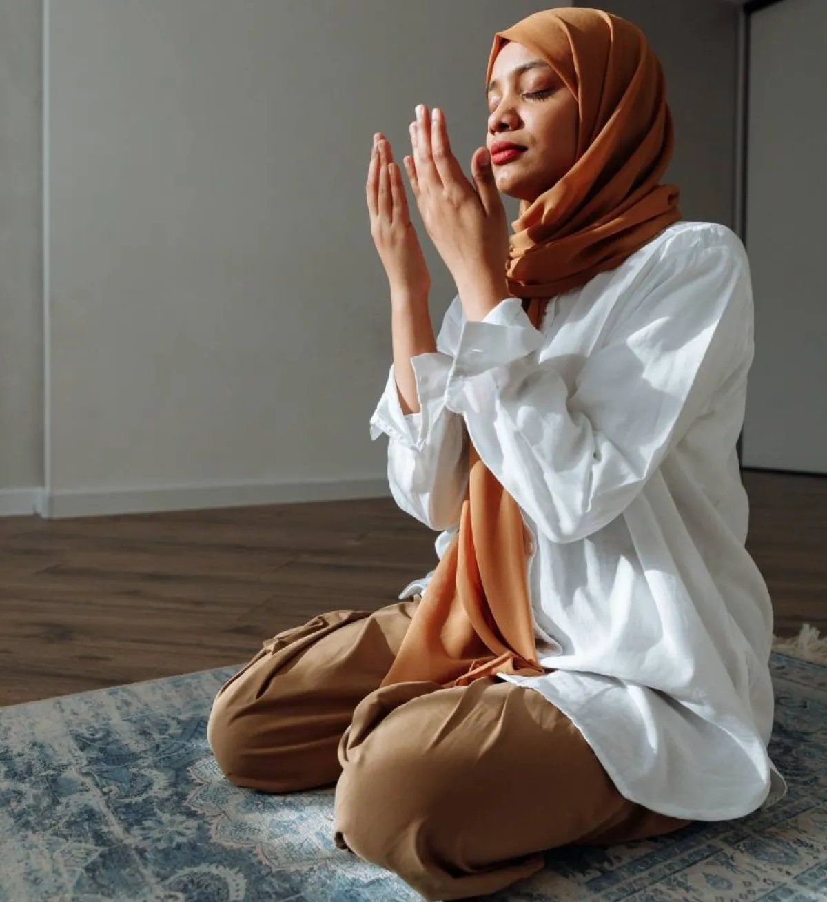 صورة لامرأة تدعو لربها