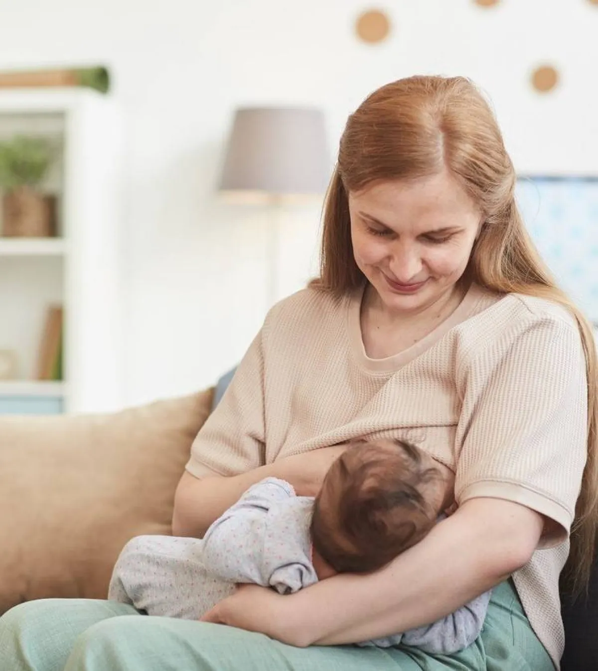 صورة لأم ترضع مولودها