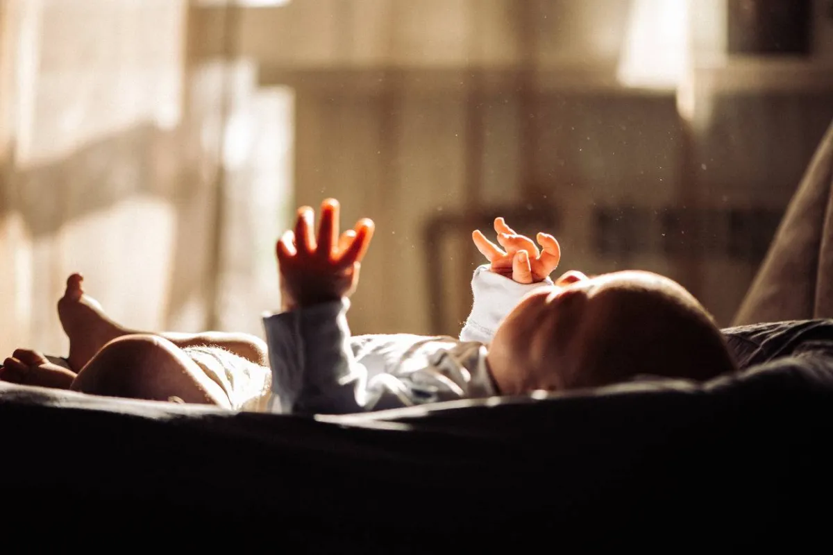 صورة لتعريض الطفل للشمس