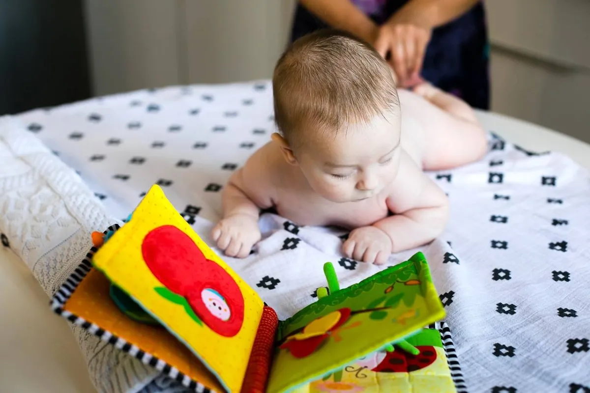 صورة لأم تدلك مولودها