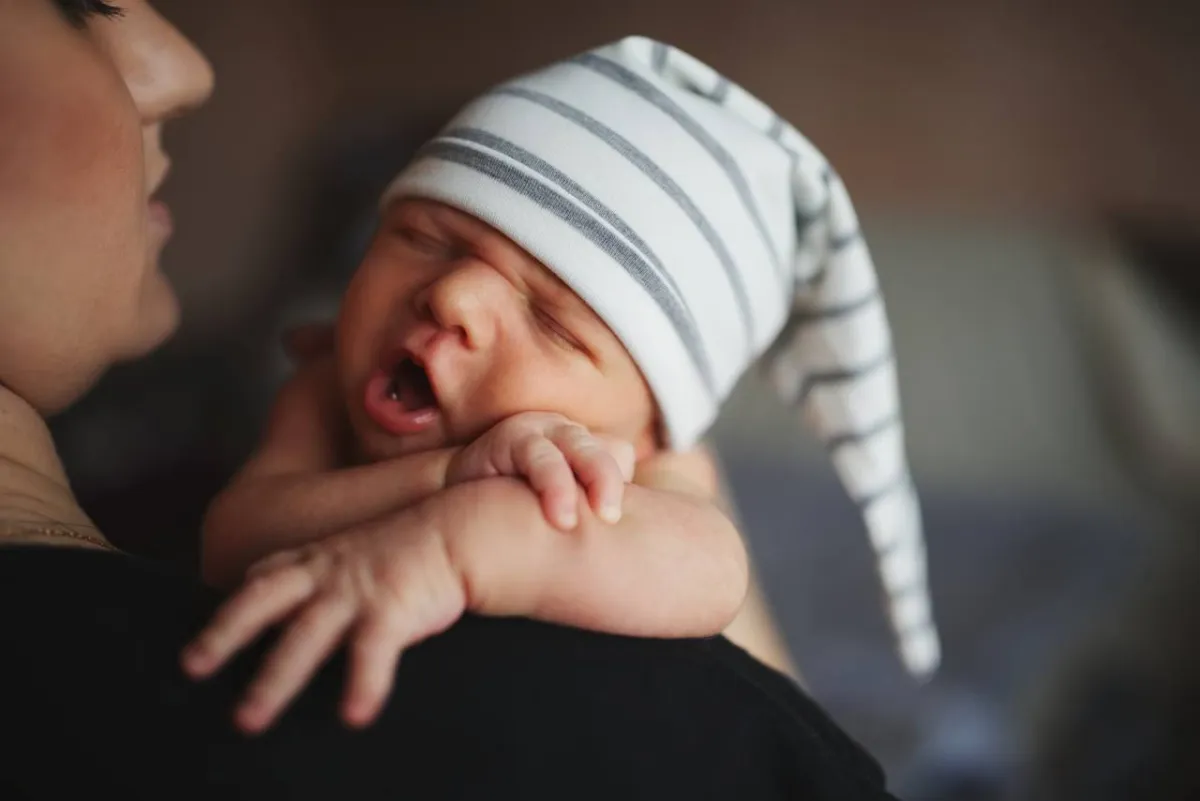 صورة لأب يحمل طفله