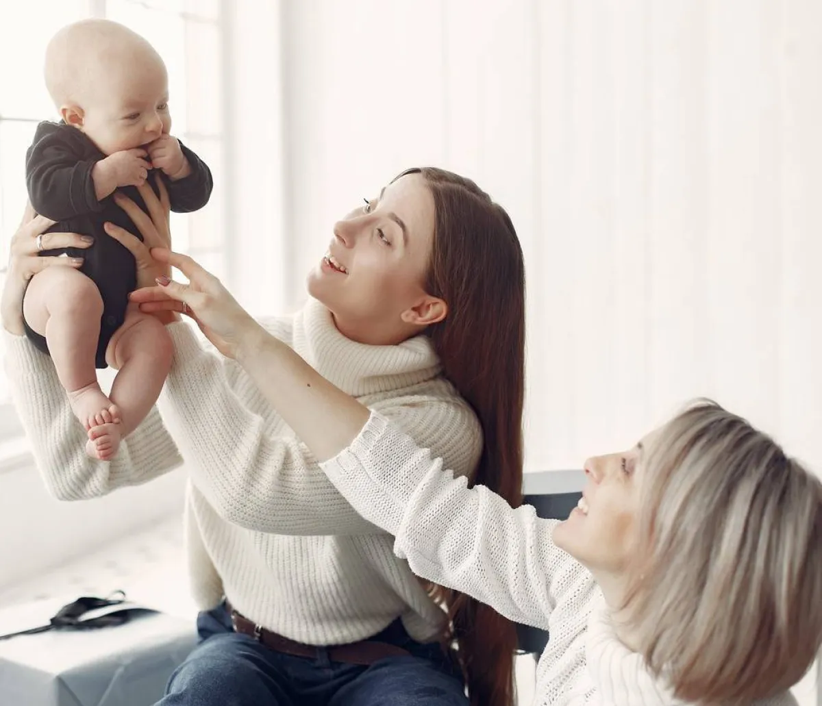 صورة لأم وجدة تكلمان المولود