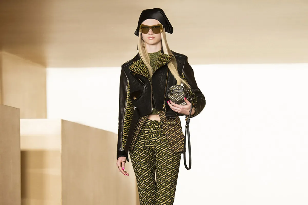 بنطلون ضيق كاروهات مع جاكيت قصير من الجلد الأسود