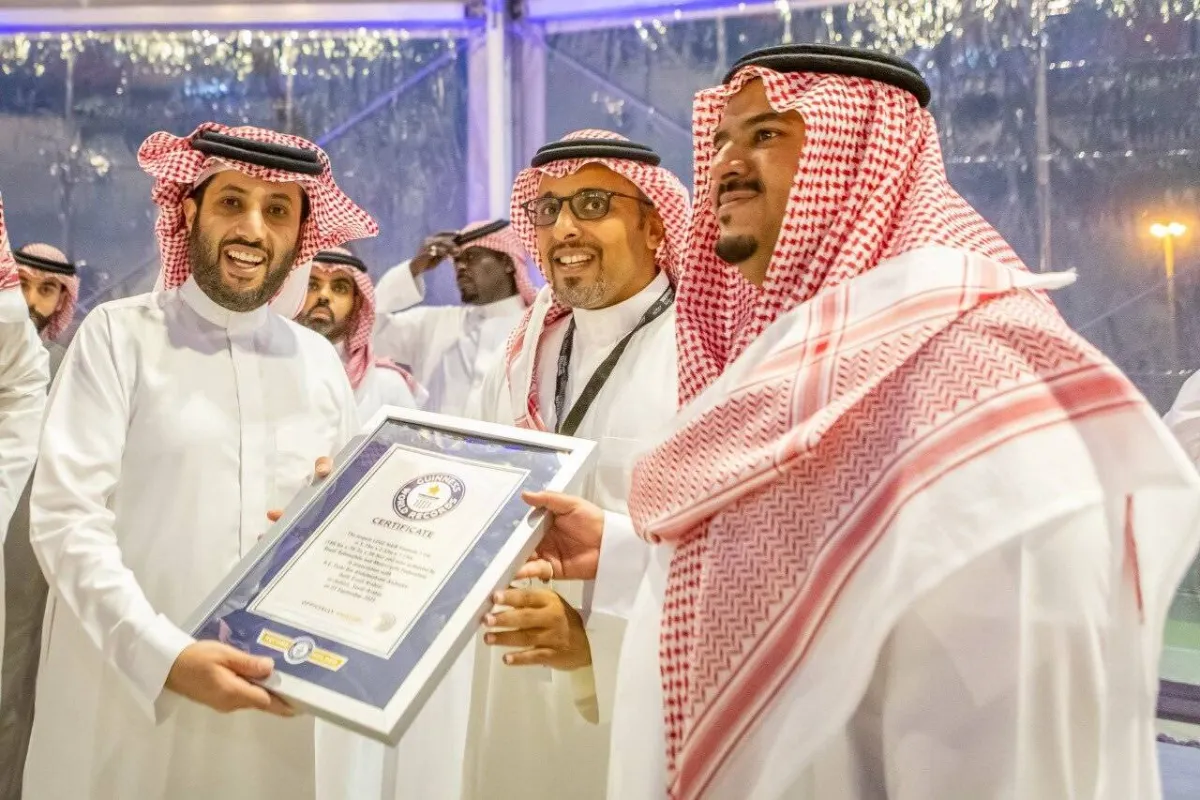  تسليم شهادة موسوعة جينيس للأرقام القياسية باسم رئيس الهيئة العامة للترفيه تركي آل الشيخ، لأكبر مجسم سيارة فورمولا 1 من قطع الليجو