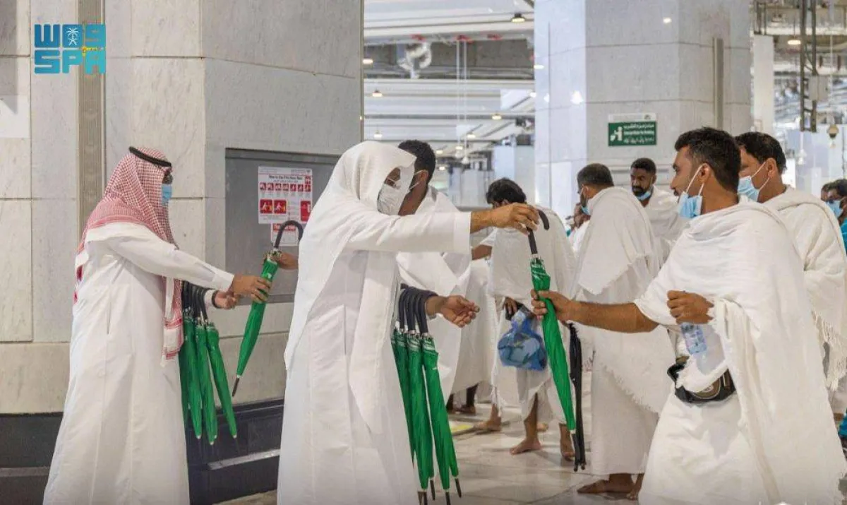 توزيع المظلات على المعتمرين داخل الحرم المكي - الصورة من واس