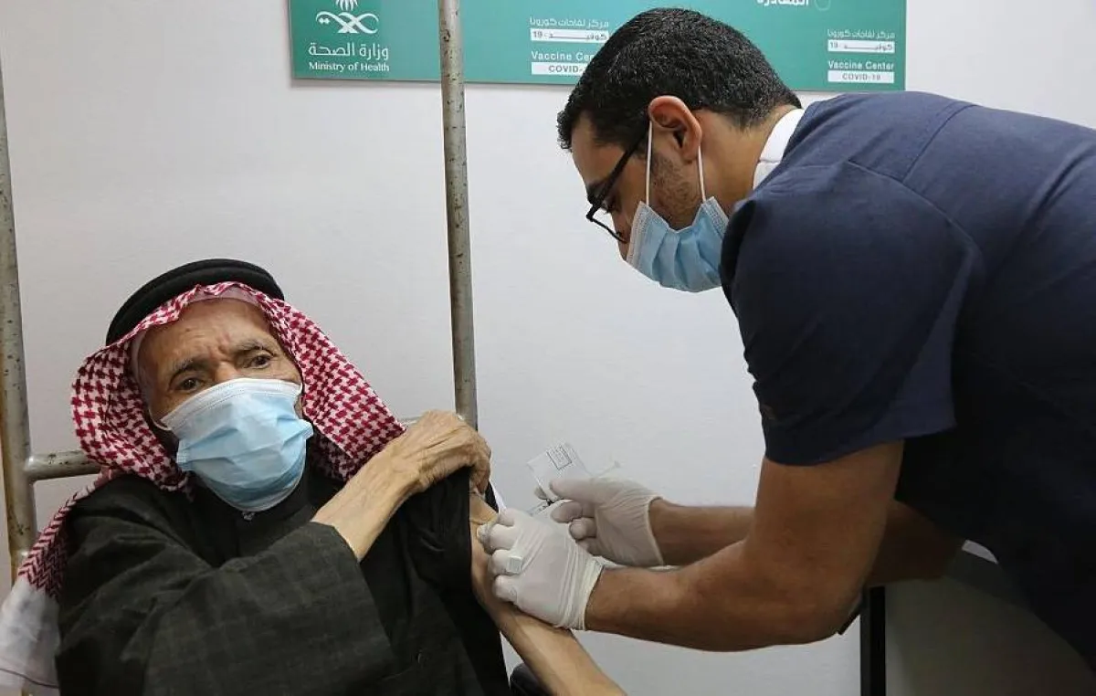 إتاحة الجرعة المنشطة لكبار السن. الصورة من واس