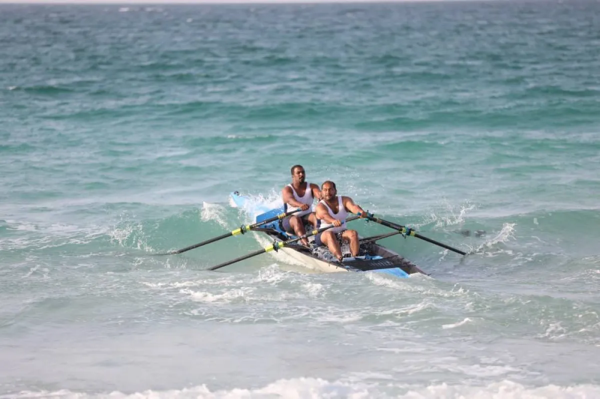 البطولة الخليجية الأولى للتجديف الشاطئي. الصورة من وام