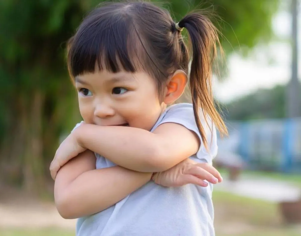 صورة لطفله حساسة تجلس بمفردها 