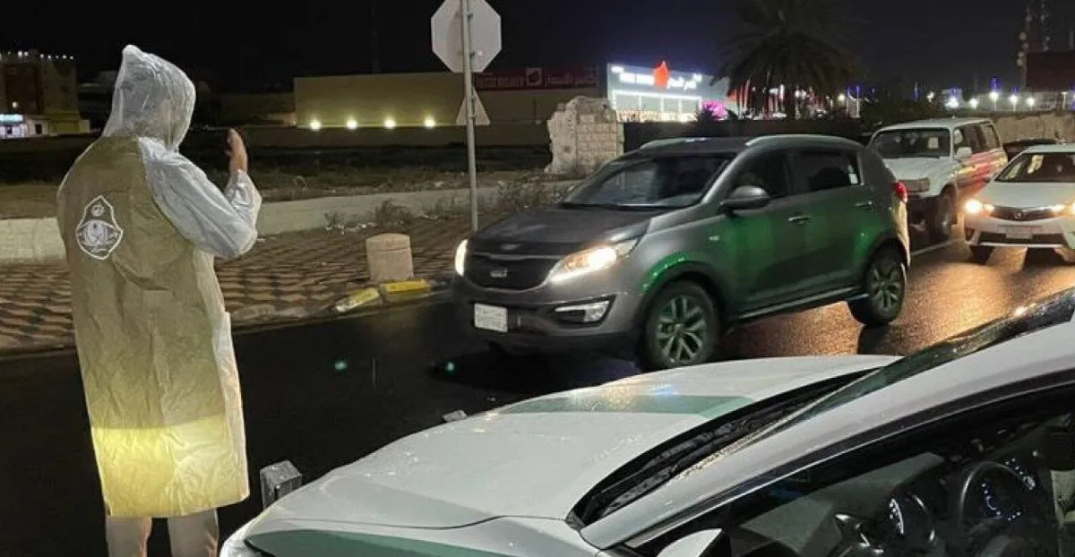 جهود رجال المرور السعودي بمحافظة القريات أثناء تنظيم الحركة المرورية في ظل الأحوال الجوية التي شهدتها المحافظة 