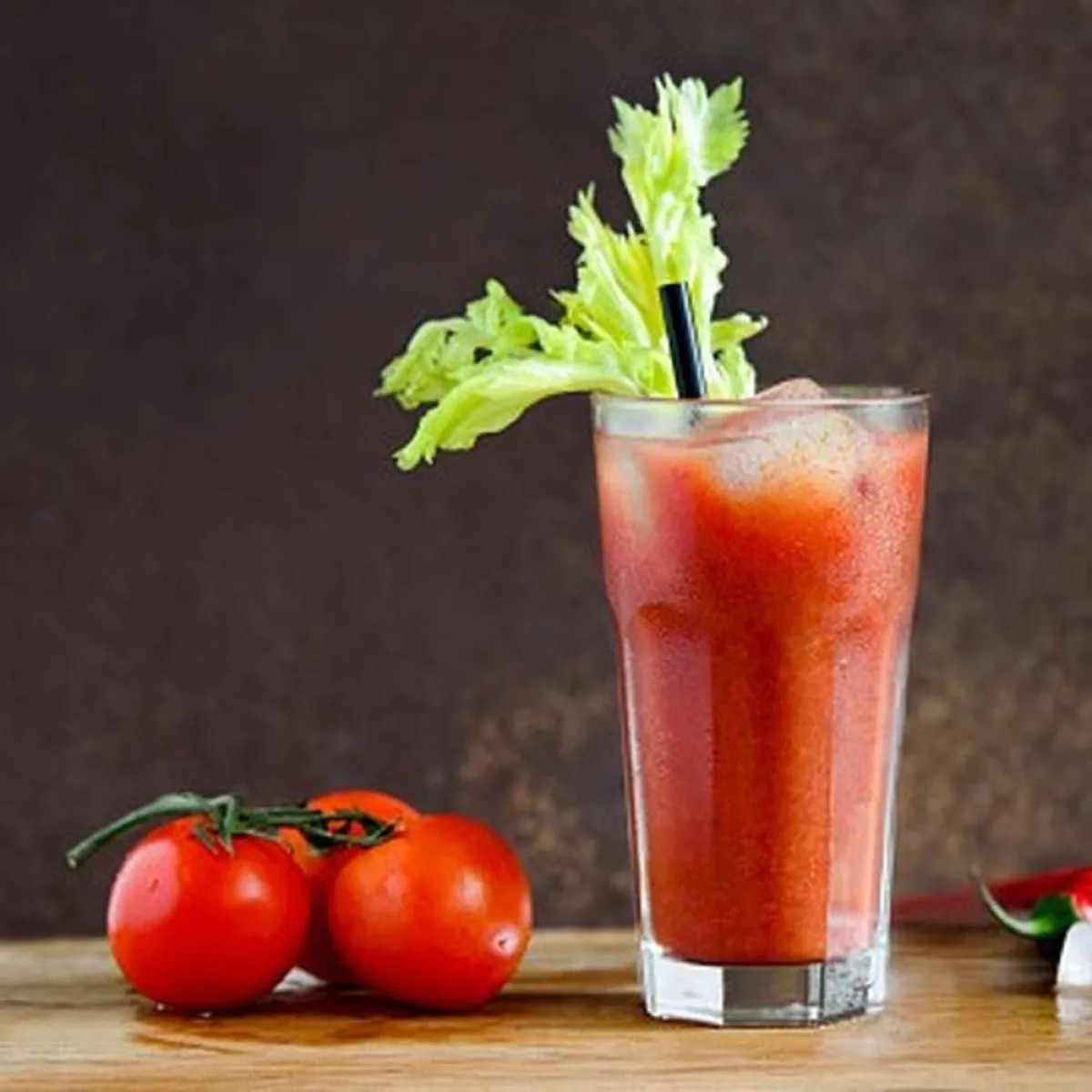 صورة لكوب من عصير الطماطم